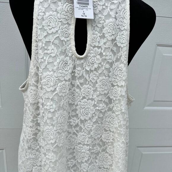 TORRID 1 ( 1X 14-16) lace halter neck, sleeveless top, off white - Picture 6 of 10